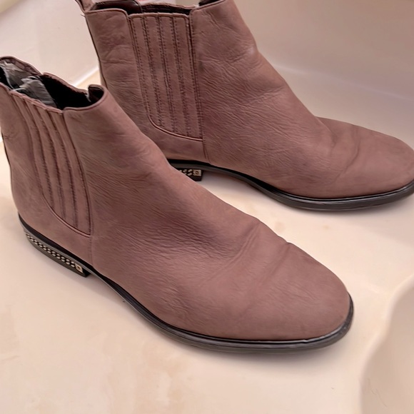 Michael Kors Brown Leather Chain Chelsea Boots Size 9M no zipper just bootie - Picture 1 of 3